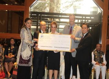 Sky Pham Presents Donation to the 55th President of Mexico, H.E Vicente Fox Quesada